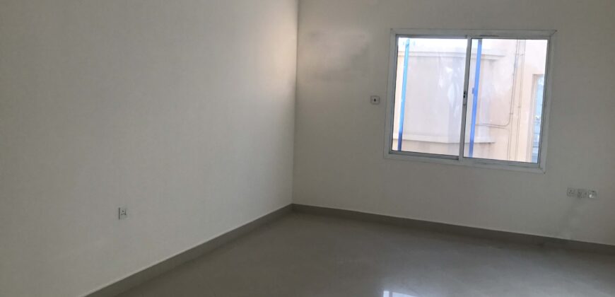 للإيجار شقة سكنية بمنطقة مدينة عيسى بالقرب من جامعة الخليج بقيمة الإيجار -/ 250 دينار بالشهر
