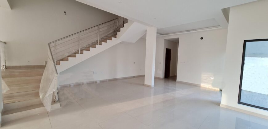 للبيع فيلا سكنية جديدة وفاخرة تتكون من أربع غرف نوم بمنطقة السهلة الشمالية (مناسبة للسكن الاجتماعي)