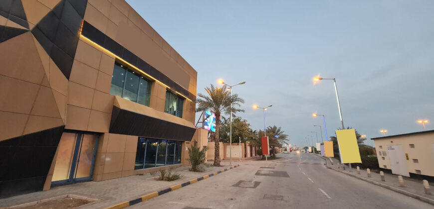 للإيجار معرض ومكتب تجاري بمنطقة عذاري على شارع الشيخ عيسى بن سلمان ال خليفة الرئيسي