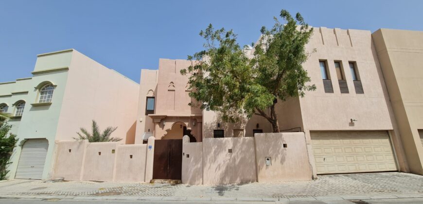 للبيع فيلا سكنية تتكون من خمس غرف نوم ، بمنطقة جرداب