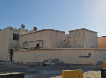 للبيع بيت يتكون من ثلاث غرف نوم بمنطقة مدنية عيسى