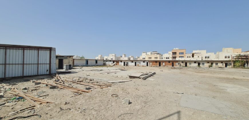 للإيجار أرض مناسبة لمصنع او ورشة صناعية يوجد بها عدد 29 غرفة للسكن عمال بمنطقة سند